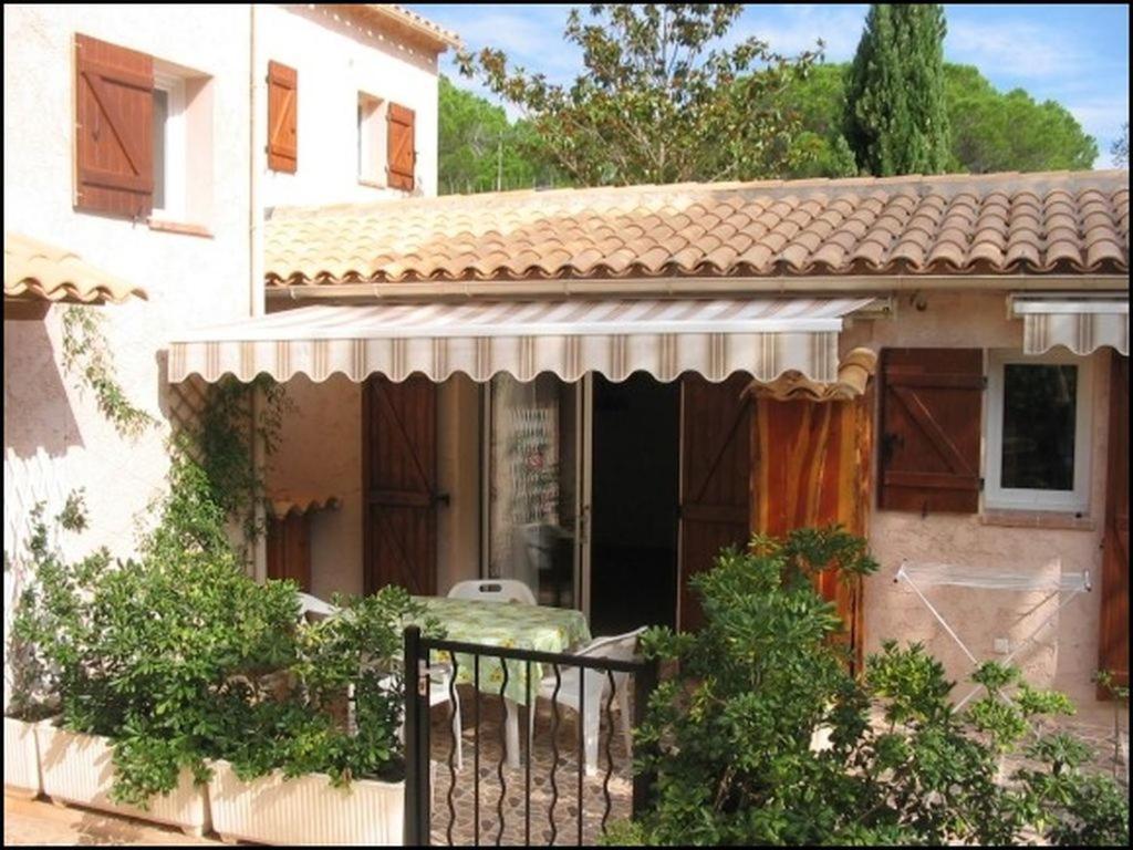 Location Villa Et Studios Roquebrune-sur Argens Δωμάτιο φωτογραφία